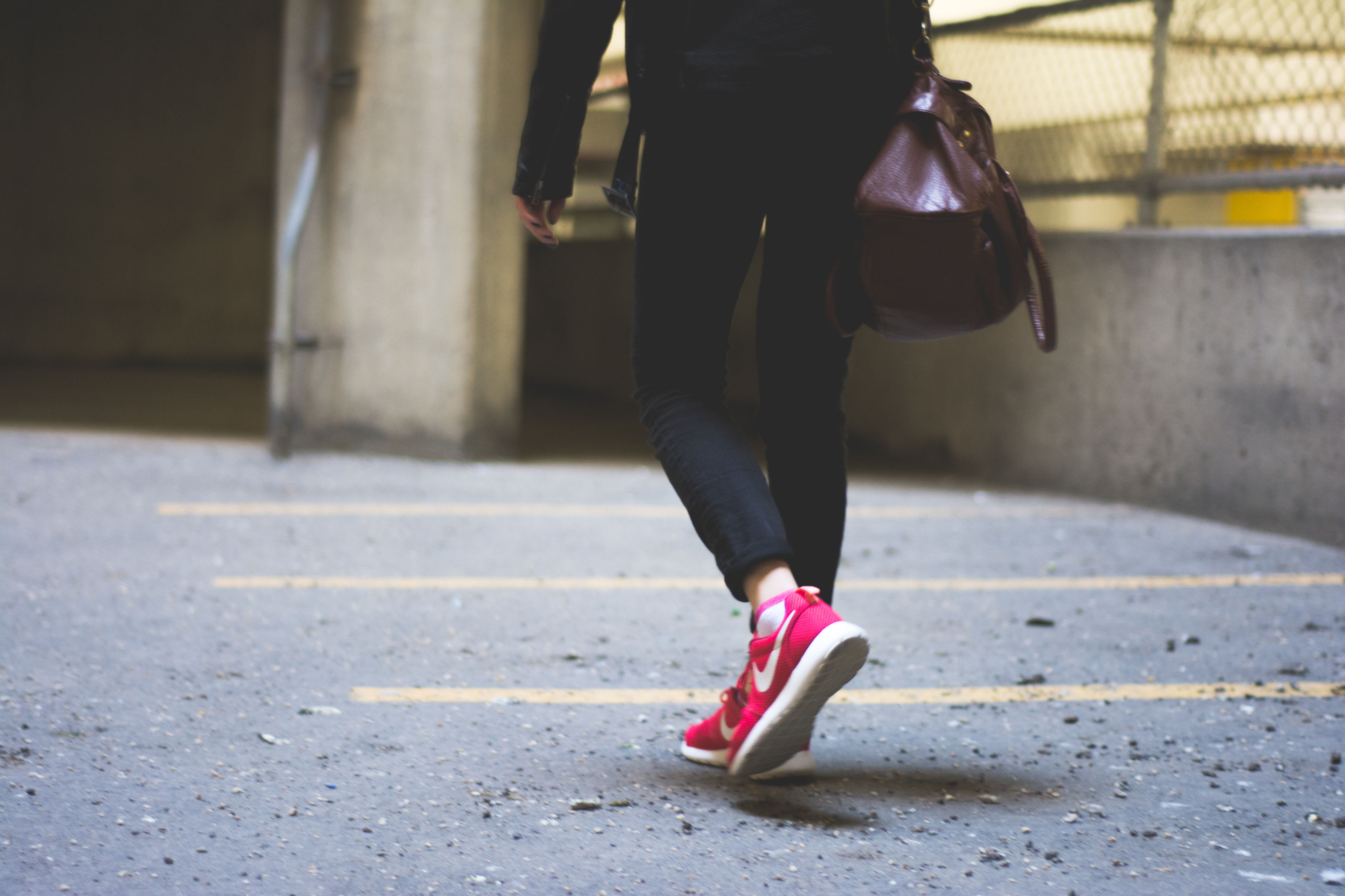 نتيجة بحث الصور عن ‪women wearing pink nike shoes‬‏